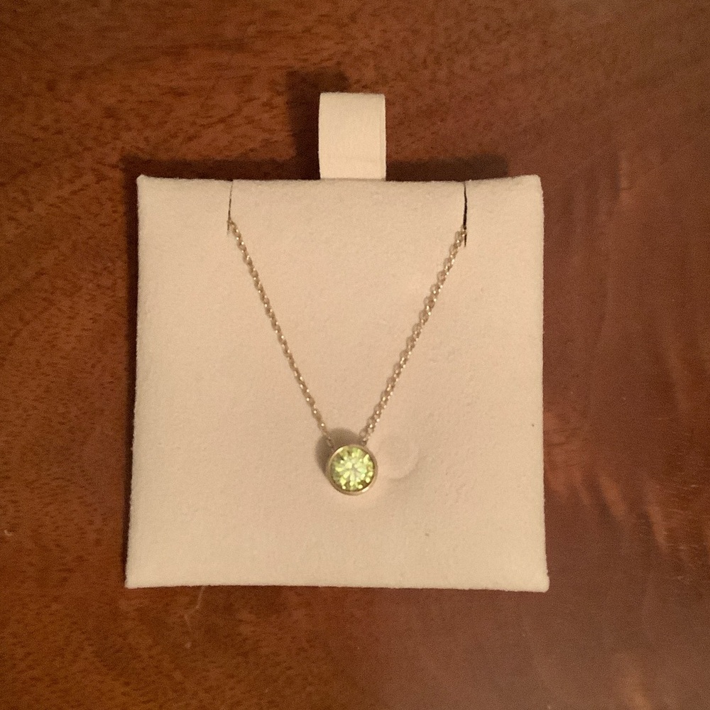 Chic Silver Necklace with Light Green Gemstone